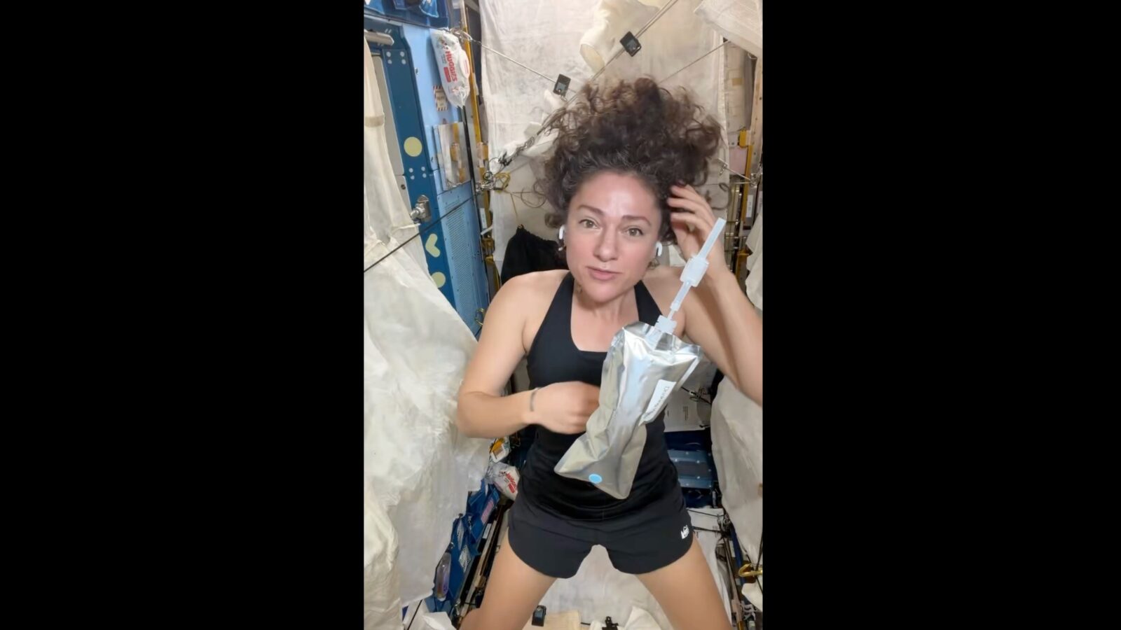 Кудри в невесомости: астронавт NASA Джессика Меир рассказала, как ухаживать за волосами на МКС