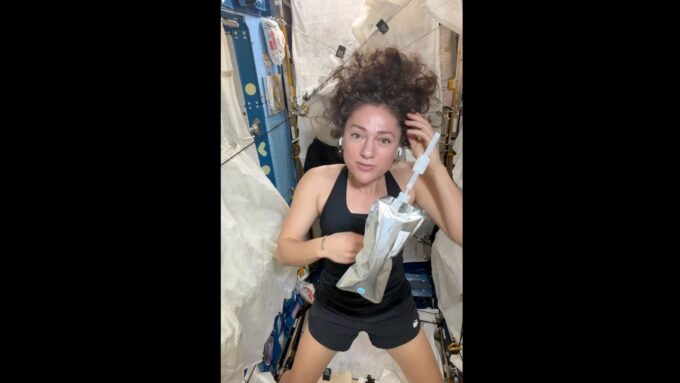 Кудри в невесомости: астронавт NASA Джессика Меир рассказала, как ухаживать за волосами на МКС
