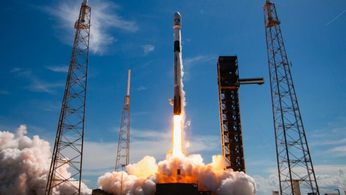 SpaceX отмечает 700-й запуск ракеты Falcon, выводя на орбиту три телекоммуникационных спутника для SES