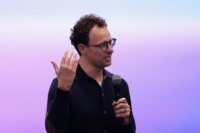 «Позорная капитуляция»: как Anthropic создаёт иллюзию независимого надзора за ИИ