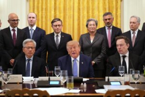 Трамп призвал к «саморегулированию» ИИ и переименовал его в «сверхразум»