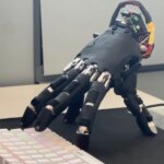 Швейцарские учёные создали руку-робота, которая ползает и печатает
