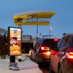 McDonald’s начнёт показывать рекламу в окне выдачи: клиенты в ярости