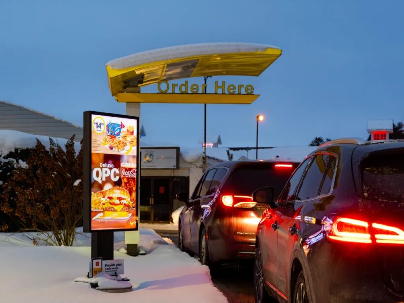 McDonald’s начнёт показывать рекламу в окне выдачи: клиенты в ярости