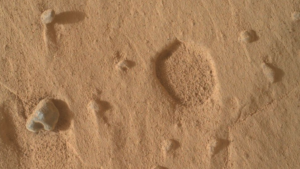 Загадочные «следы» на Марсе: Curiosity обнаружил ямы, которых учёные раньше не видели